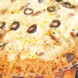 市販のピザ生地で作る簡単オリーブとアンチョビのピザ